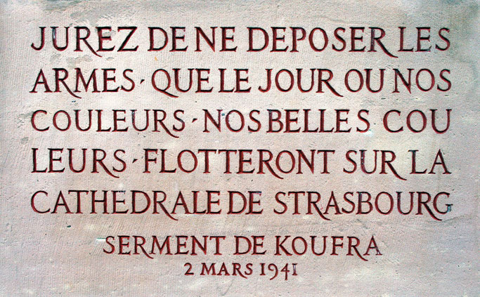 Texte du Serment de Koufra gravé sur le monument du maréchal Leclerc de Hauteclocque, place Broglie à Strasbourg.