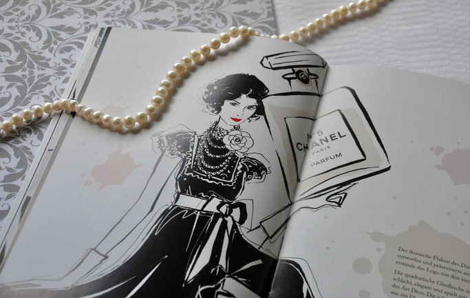 Coco Chanel die zauberhafte Welt einer Stil-Ikone Buchrezension Stylebook Modeillustration Perlenkette Modeblog FTGR