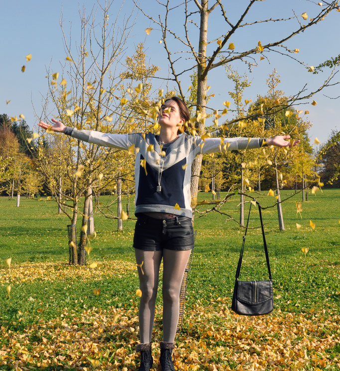 Blätterregen Herbstoutfit Sweatshirt Ledershorts Metallic Strumpfhose Modeblog Fairy Tale Gone Realistic