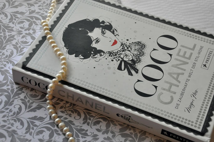 Coco Chanel die zauberhafte Welt einer Stil-Ikone Buchrezension Stylebook Modeillustration Perlenkette Modeblog FTGR