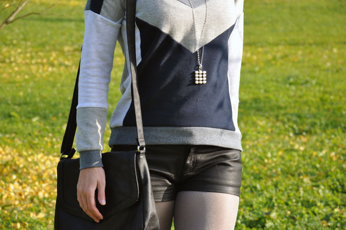 Blätterregen Herbstoutfit Sweatshirt Ledershorts Metallic Strumpfhose Modeblog Fairy Tale Gone Realistic