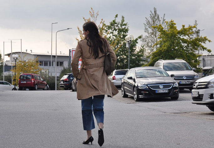 Frühstück bei Tiffany Outfit Trenchcoat Kittenheels Patchwork Jeans Modeblog Nähblog Deutschland Fairy Tale Gone Realistic