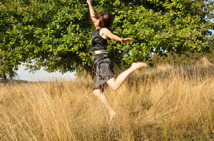 Satinkleid Designerstück Modedesign Nähen DIY Fashion Schwarz Gold Nähblog Fairy Tale Gone Realistic Modeblog