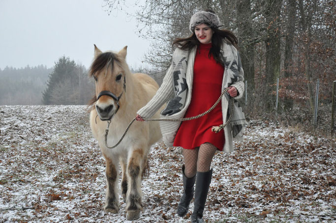 Weihnachtsspaziergang mit Pony Outfit Pferd Fake Fur rotes Kleid Modeblog Fairy Tale Gone Realistic Susanne Blog