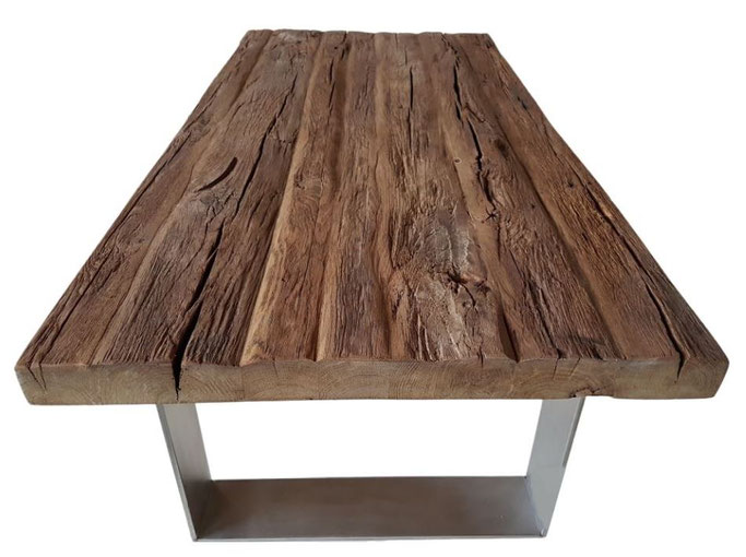 Detailansicht Tischplatte "Eichenwind" verwitterte Eiche, knorrig, uneben, originale Balkenaußenseiten antik.
