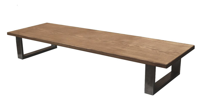 Couchtisch „Seelenblick“ mit schlanker Eichenholzplatte und stabilem Stahlgestell.
