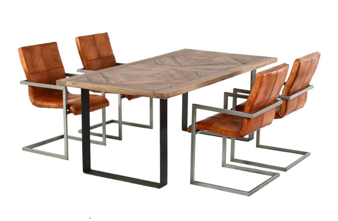 Massiver Esstisch „Alber“ aus Altholz Eiche mit Rautenmuster-Tischplatte und stabilem Eisengestell – einzigartige Kombination aus rustikalem Charme und modernem Design, ausziehbar und individuell anpassbar.