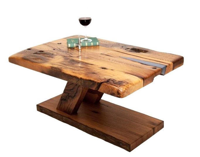 Couchtisch „Eichenmut“ mit massiver Eichenholzplatte und doppelter Mittelsäule.