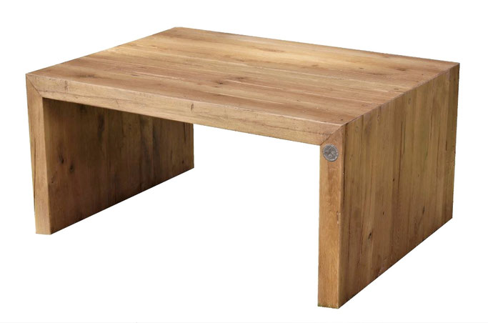 Minimalistischer Couchtisch „Wilhelmsburg“ aus alter Eiche mit U-förmigem Gestell.
