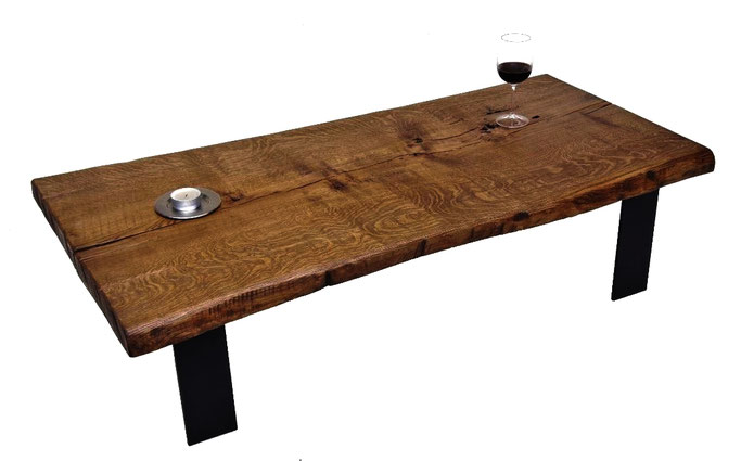 Couchtisch „Goldenau“ mit massiver Eichenstammbohle und schwarzem Flachstahlgestell.