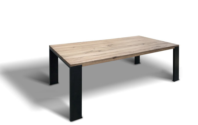 Esstisch Jacopo im Industriedesign massiv Eiche mit außenstehenden Stahlband Tischbeinen.