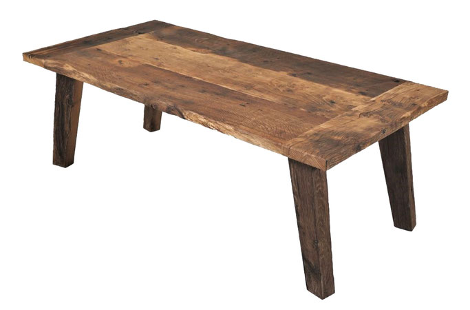  Der Couchtisch „Kronborg“ beeindruckt mit einer Tischplatte aus alten Eichenbalken, die zu einer einzigartigen Oberfläche verarbeitet wurden.