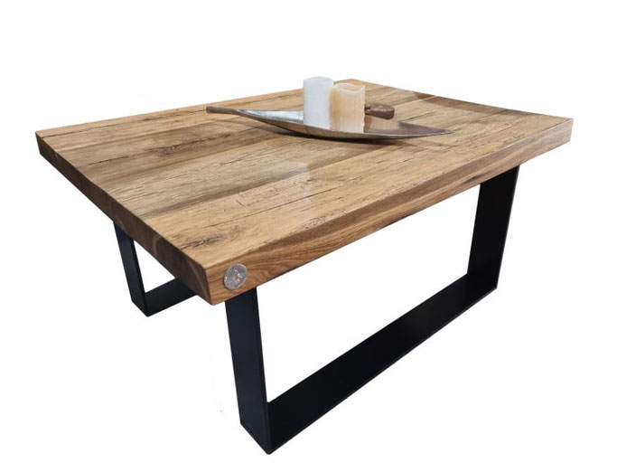 Couchtisch "Silbermond" aus recyceltem Eiche Altholz mit industriellem Stahlgestell.