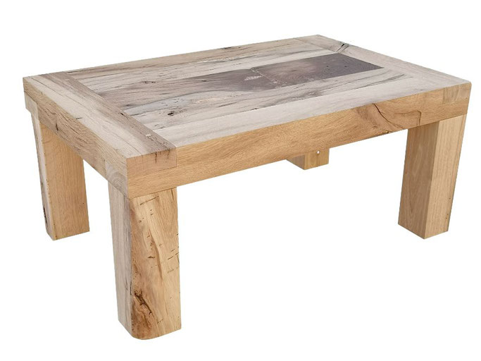 Rustikaler Couchtisch „Bernsteinburg“ aus antiker Balkeneiche mit massivem Rahmen.