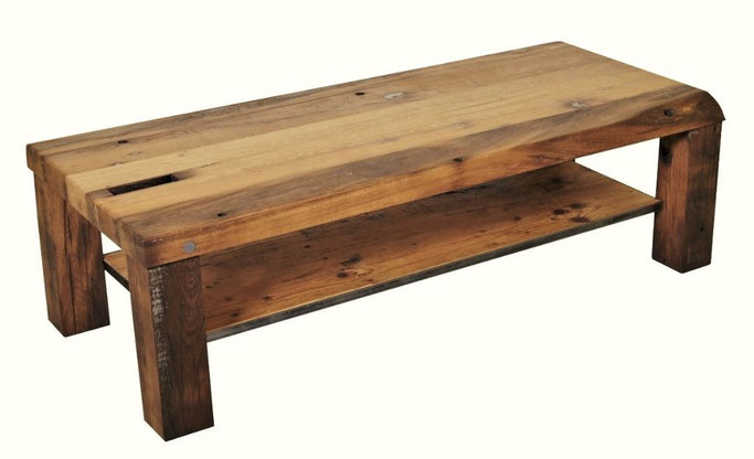 Couchtisch „Glücksburg“ aus antiker Eiche mit sichtbaren Zapflöchern und große Ablage..
