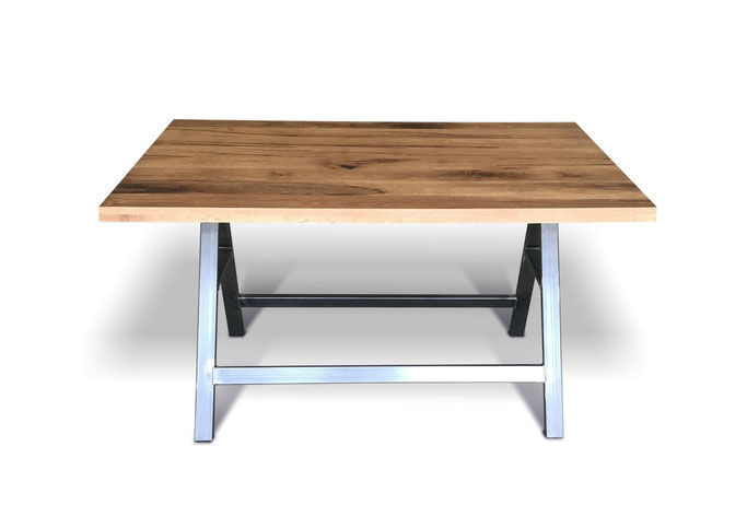 Detailbild Stehtisch ST4: Tischplatte aus altem Eichenholz kombiniert mit modernem Stahlgestell im Industriedesign.