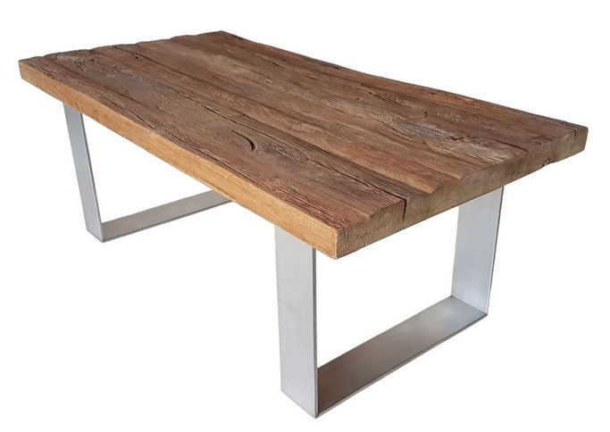 Couchtisch „Eichenwind“ mit verwitterter Eichenplatte und modernem Stahlgestell.