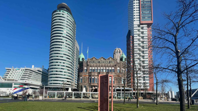 Eingebettet zwischen Hochhäusern liegt das Hotel New Yorm am Wilhelminapier in Rotterdam