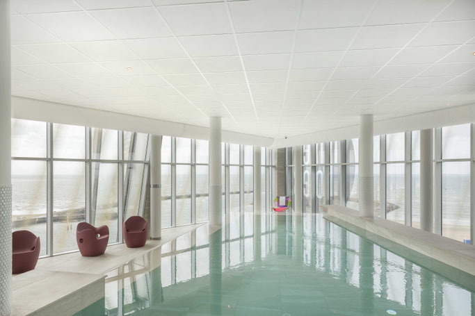 Der Infinity-Pool im Dachgeschoss des Inntel Marina Beach, Scheveningen