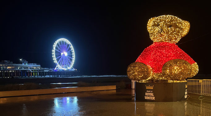 Beleuchtete Teddy-Skulptur auf dem Boulevard von Scheveningen mit Riesenrad im Hintergrund