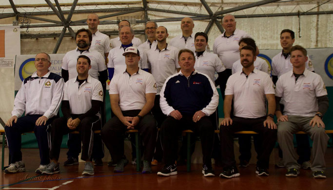 Foto dello staff tecnico del "The Prolific Thower" del novembre 2016 svoltosi a Riccione con Ron Wolforth (al centro maglia scura) e Ennio Sari (il primo in alto a destra)