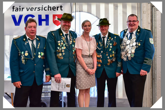 v.l.n.r.: Vizepräsident Kai Igelmann, Fahnenoffizier Christian Zaun, IM Sabrina I. Grieß, Oberst Jörg Läkamp, SM Torben I. Preuss.