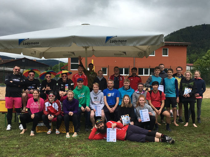 Gruppenfoto mit allen teilnehmenden Mannschaften