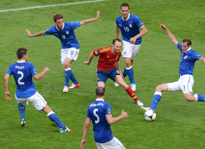 Fünf Italiener braucht es, um den Spanier Iniesta zu stoppen.