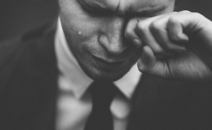 Mann der chronischen Stress hat
