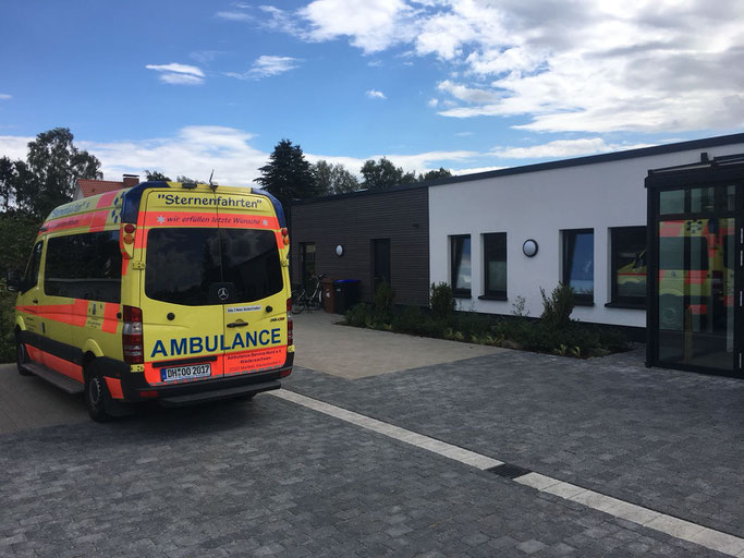 Während dieses Foto vor dem Hospiz entstand, gab es im Hospiz die emotionale Begrüßung