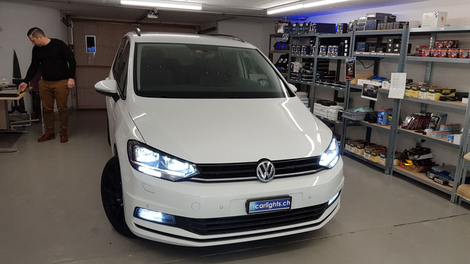 VW TOURAN 2017 LED UMBAU -ABBLENDLICHT H7 Philips LED -FERNLICHT H7 Philips LED -NEBELICHT H11 LED  -Stand-Tagfahrlicht W21W LED -Innenraumset LED Rückfahrlicht W16W LED www.carlights.ch