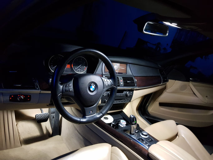 LED Umbau Innenraum-Beleuchtung an einem BMW X5 E70 by carlights.ch