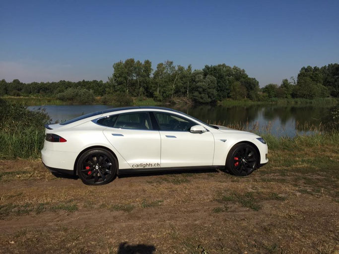 TESLA Model S Tuning carlights.ch LED Licht Felgen Sound 21 Zoll mit Felgenschutz