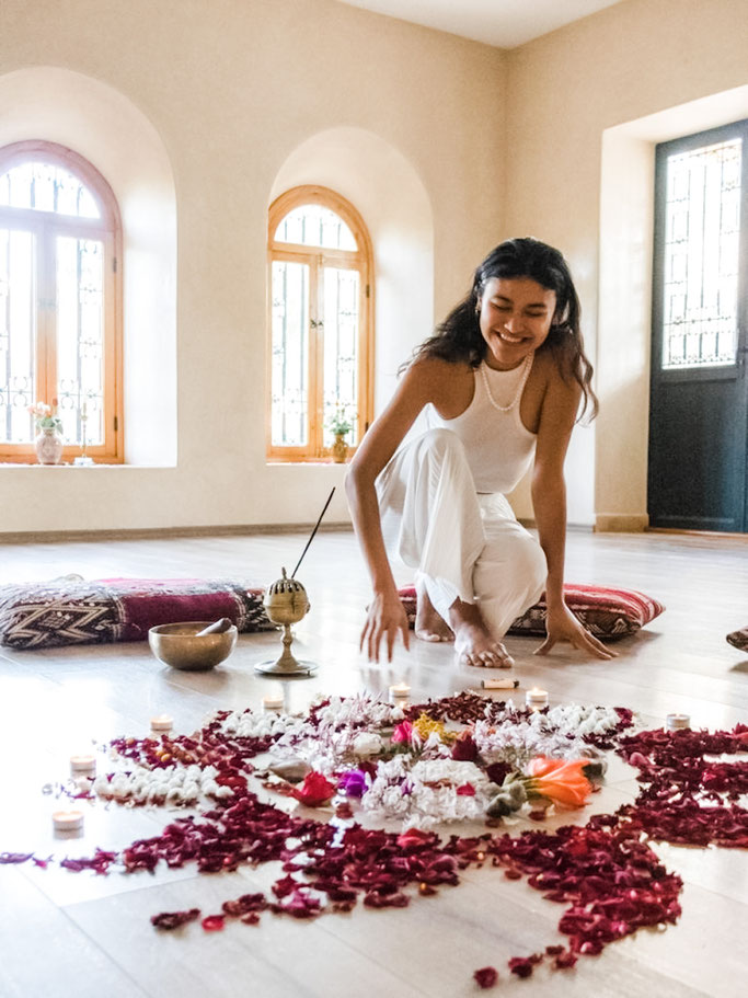 Anetta gibt wunderschöne Yoga-Retreats und Cacao Zeremonien - vom Atlasgebirge in Marokko bis zum Segelboot auf dem Mittelmeer. Und jetzt bei uns im KarmaCouch. 