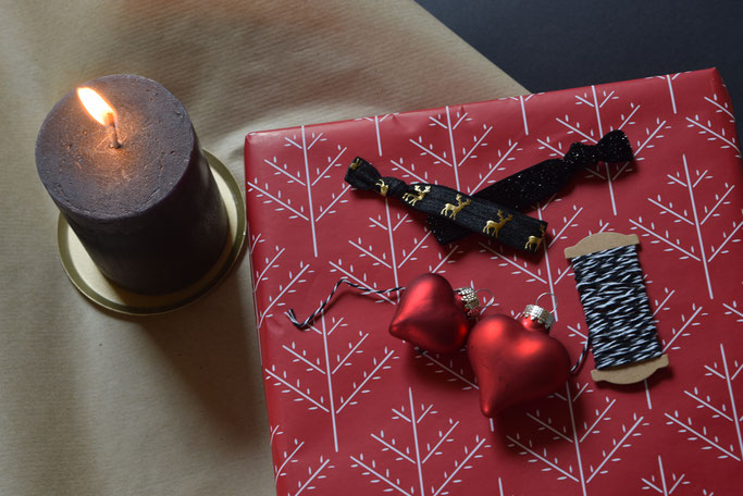 Schön verpackte Weihnachtsgeschenke und Armbänder von PURELEI.