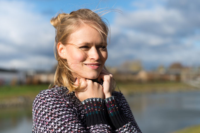 Stylisches Winteroutfit mit Messy Bun, grobem Strickpullover von Cecil, Culottehose und Michael Kurs Handtasche.