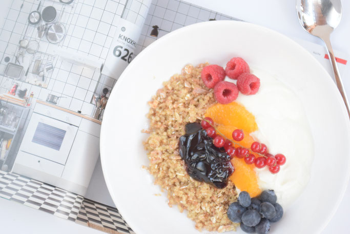 Ein leckeres, selbstgemachtes Müsli mit Orangen und Beeren getopt. Der perfekte Start in den Tag.