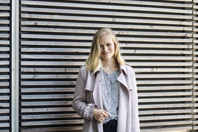 Erste herbstliche Kleidungsstücke ziehen bei mir ein, wie ein rosa Trenchcoat, schwarz-weiße Teile und graue Details.