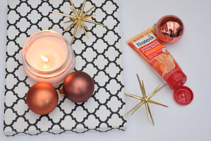 Winterliche Pflege: Die besten Entspannungstricks in der Vorweihnachtszeit, wie mit wärmenden Fußcremes.