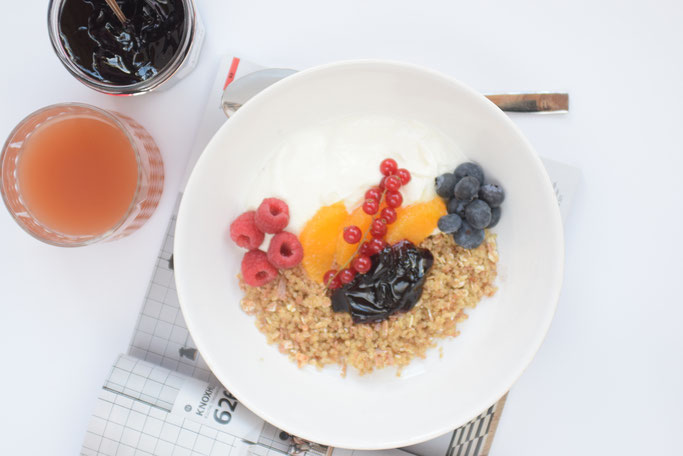 Ein leckeres, selbstgemachtes Müsli mit Orangen und Beeren getopt. Der perfekte Start in den Tag.