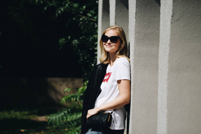 Ein tolles Streetstyle Outfit mit einem Levi's Shirt. Diese Logoshirts sind der Trend des Jahres.