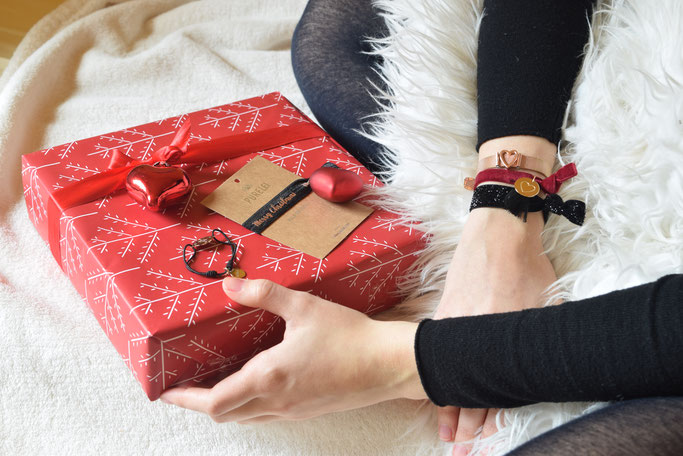 Wunderschön verpackte Weihnachtsgeschenke und PURELEI Armbänder.