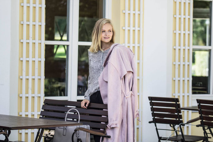 Erste herbstliche Kleidungsstücke ziehen bei mir ein, wie ein rosa Trenchcoat, schwarz-weiße Teile und graue Details.
