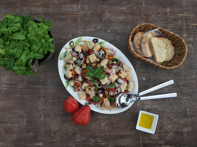 Ein lecker, leichter Brotsalat für heiße Sommertage. Ganz einfach zu zubereiten.