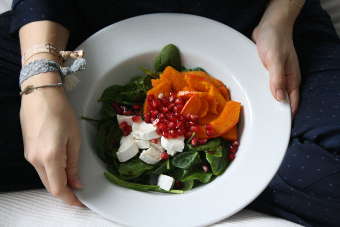 Pumpkinbowl mit Kürbis, Spinat, Ziegenkäse und Granatapfel an einem perfekten Dezembertag mit PURELEI Armbändern.