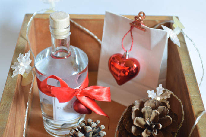 DELIRIUM Pfalz Dry Gin mit einem leckeren Longdrink Rezept und einer Weihnachtsgeschenkidee für Männer.