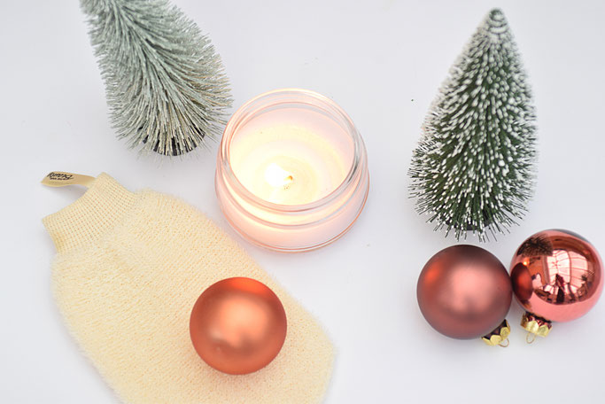 Winterliche Pflege: Die besten Entspannungstricks in der Vorweihnachtszeit, wie mit einer Hot-Stone Massage.