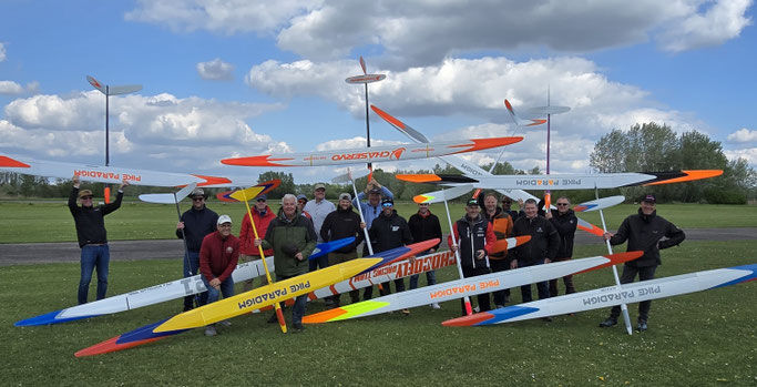 Die 17 Teilnehmer aus 5 Nationen mit ihren Hochleistungsflugmodellen beim GPS-Triangle-Wettbewerb in Oberhausen 2026