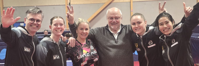 Foto Froschberg-Trainer Josef Plachy, Britt Erland, Ivana Malobabic, Günther Renner, Andrea Pavlovic, Suthasini Sawettabut