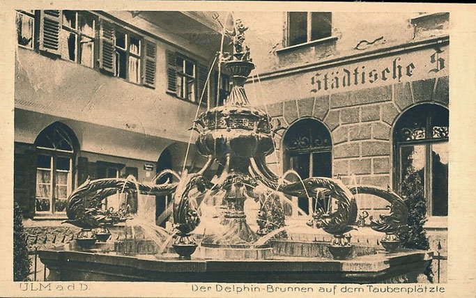 Der Delfinbrunnen steht vor dem südöstlichen Eingangsportal in das Ulmer Münster.Das ist wohl der interessanteste historische Brunnen in Ulm. Früher stand er auf dem Taubenplätzle.